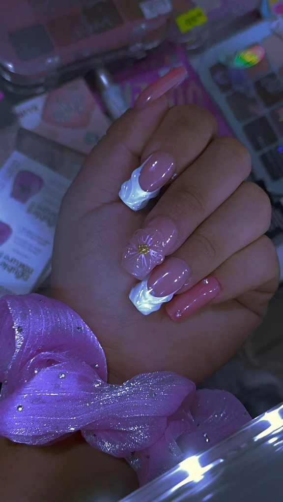 Uñas esculturales rosa con diseño de flores acrílicas 3D y pedrería del Salón de Belleza Eli